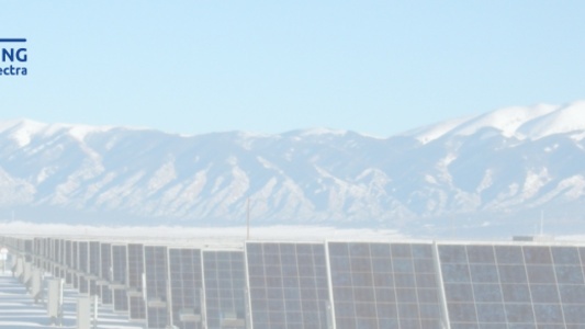 Panneaux solaires proches d'une montagne