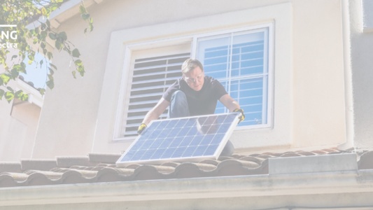Installation de panneaux solaires sur un toit 
