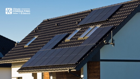 Panneaux solaires installés sur une maison
